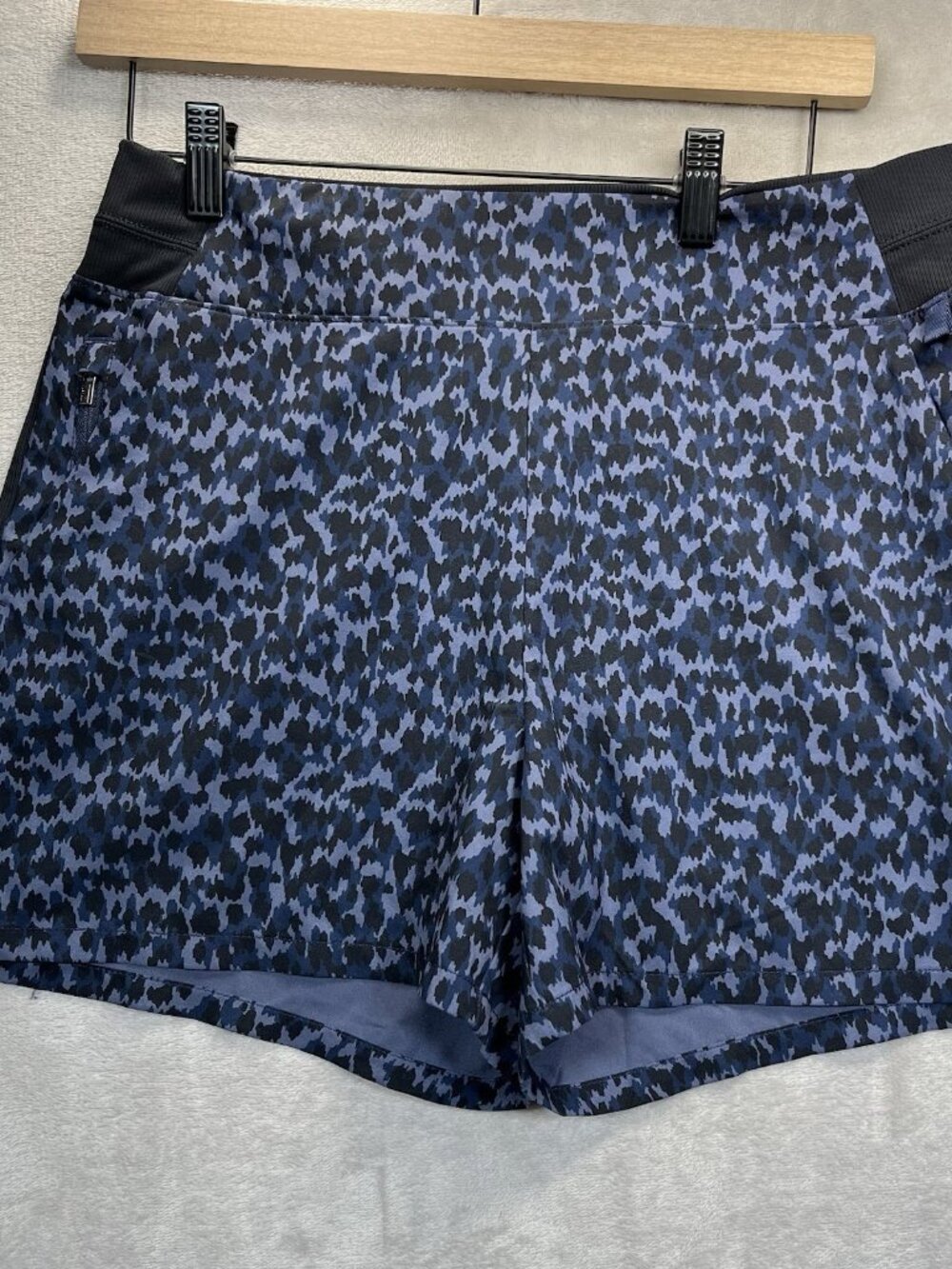 Athleta Brooklyn Printed Short 8 Medium Allure Navy Leopard